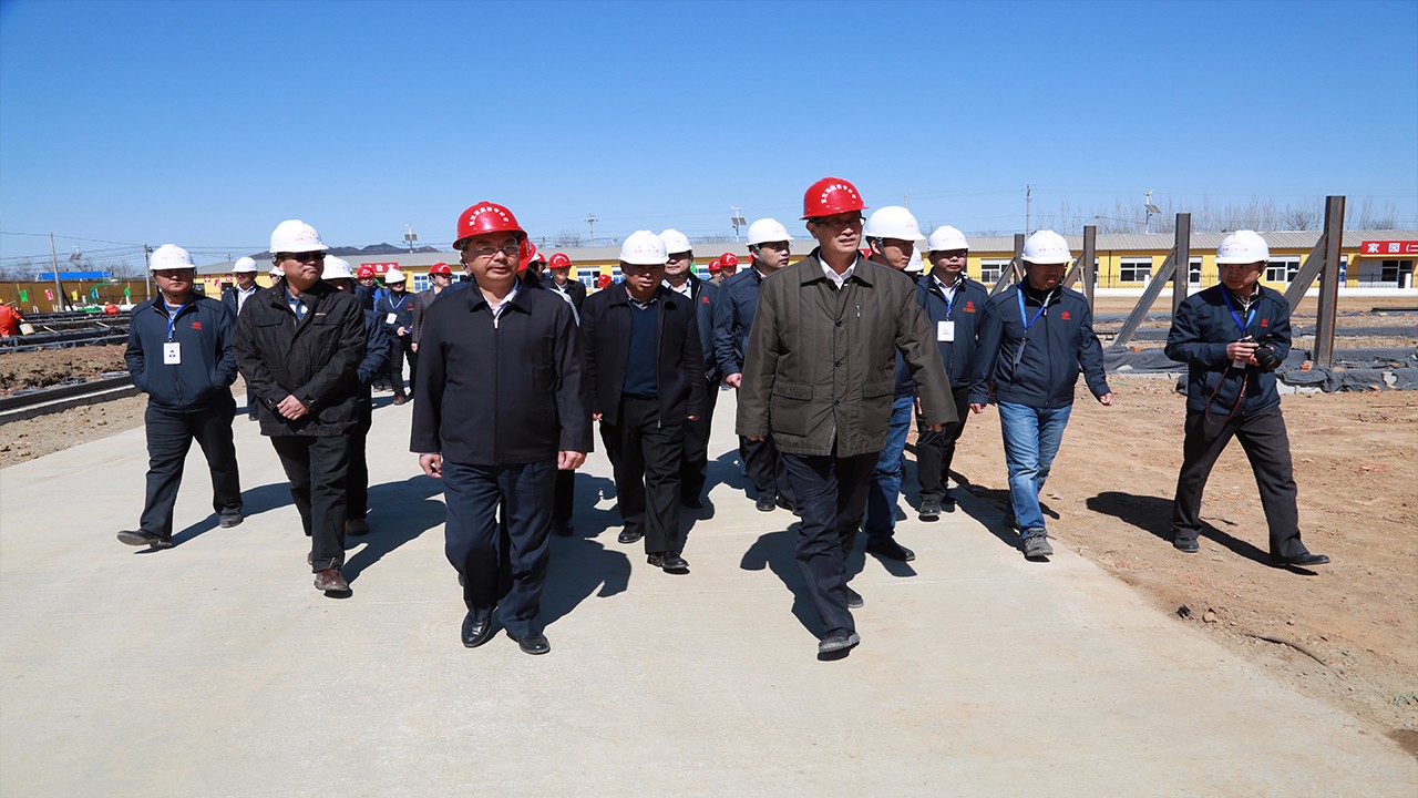 中国铁路总公司前副总经理卢春房在京沈京冀客专公司董事长兼总经理拉有玉陪同下视察京沈客专2.JPG