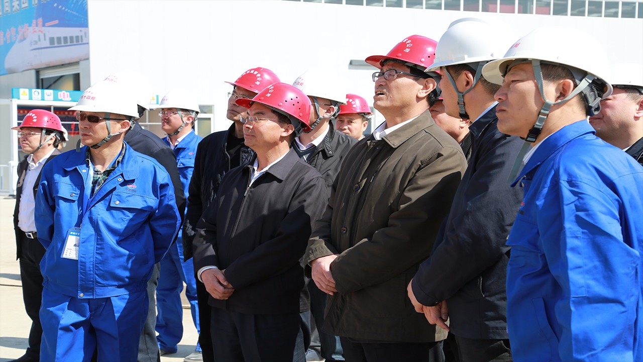 Y中国铁路总公司前副总经理卢春房在京沈京冀客专公司董事长兼总经理拉有玉陪同下视察京沈客专1.JPG