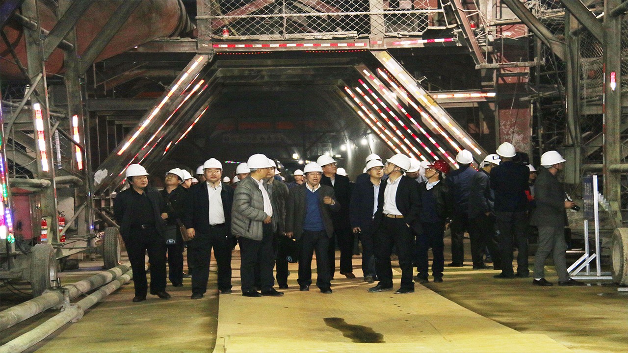 成昆铁路观摩京沈京冀3标史家沟隧道进口仰拱台车现场.jpg