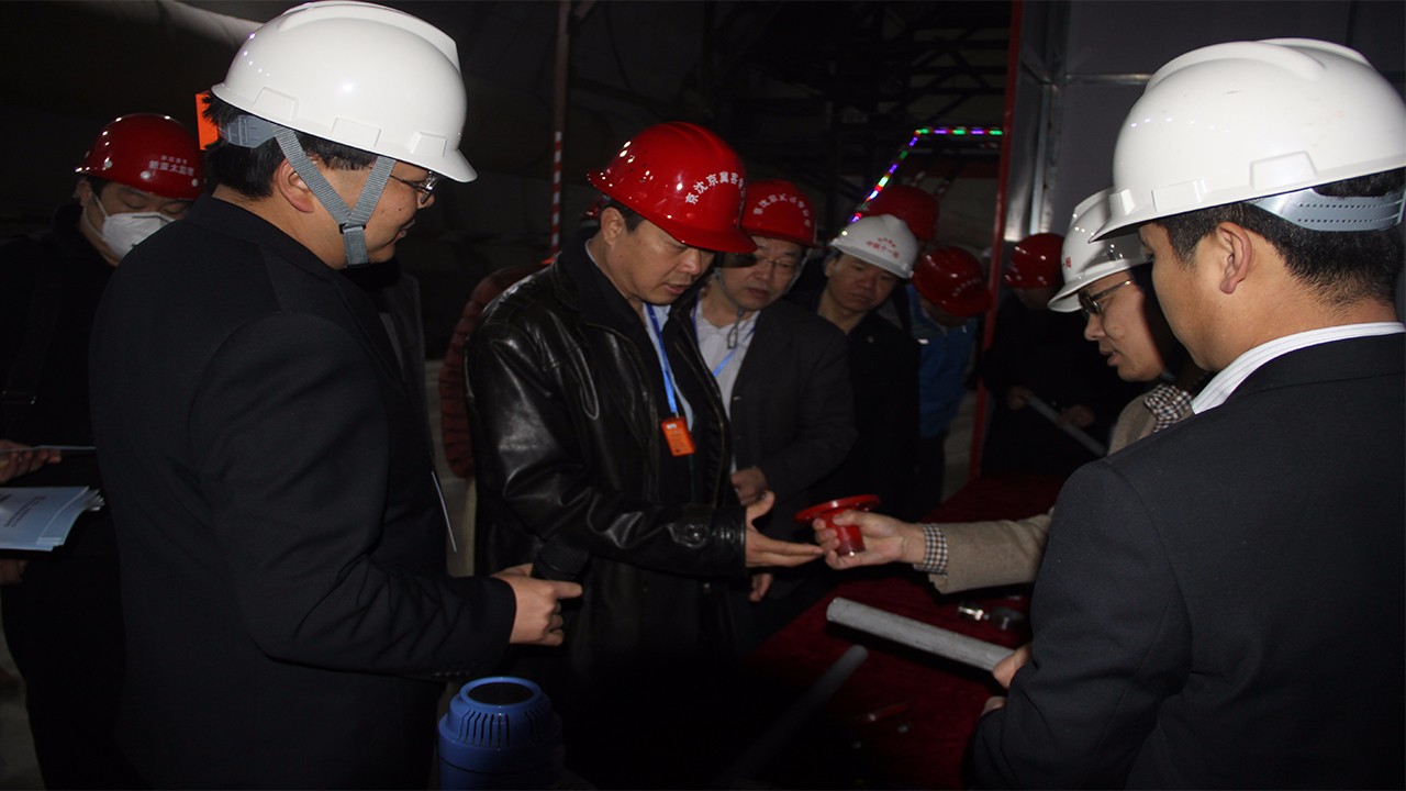 Y现场操作人员向京沈京冀客专公司总工程师赵世运讲解研发的带模注浆工艺及工装设备.JPG